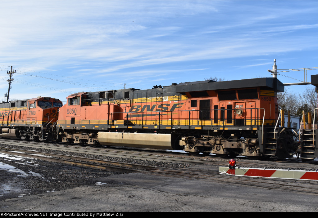 BNSF 5850